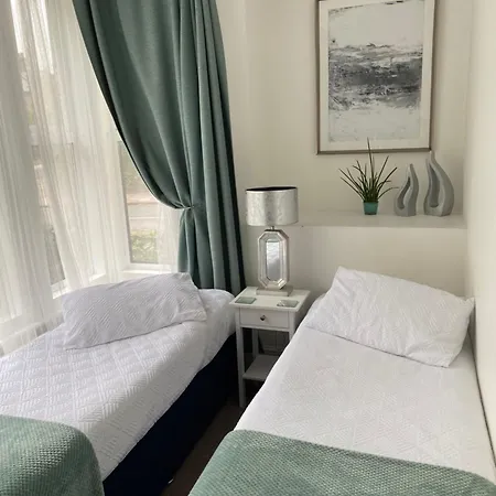 A & B Guest House Cambridge-3